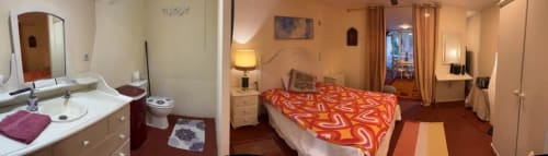 Dormitorio y baño del apartamento de Tessa en Matadepera, monoambiente pet-friendly con vista al jardín