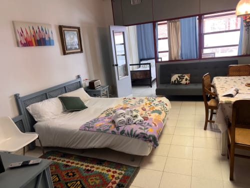 Estudio amplio en los apartamentos Tessa de Sabadell con cama, comedor y vistas a la ciudad