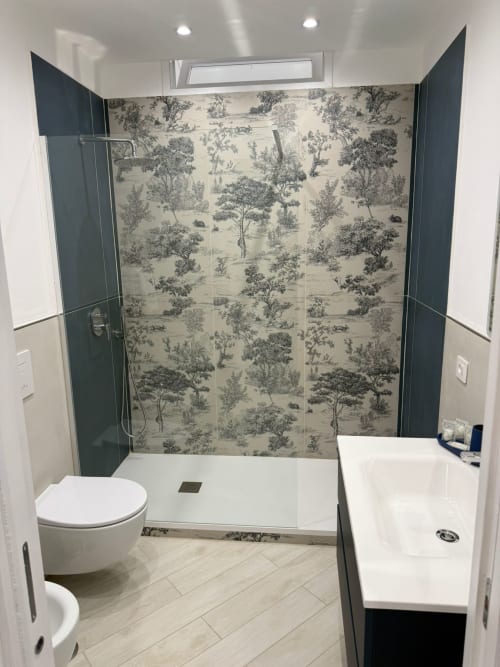 Bagno moderno in appartamento Casa Silla presso Appartamenti Momi, Sorrento, con doccia walk-in e piastrelle decorate a motivi floreali