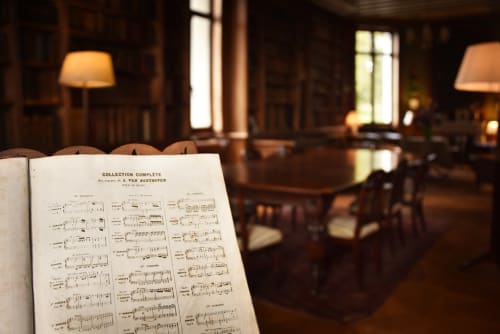 Collection complète de partitions de Beethoven exposée dans le salon du Château de Varambon, France