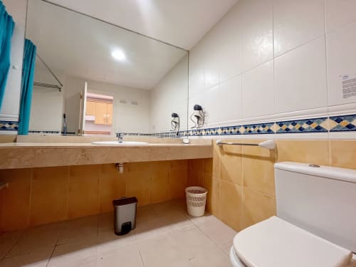 Baño moderno en FTV Holidays Homes de La Oliva con paredes alicatadas, lavamanos y sanitario