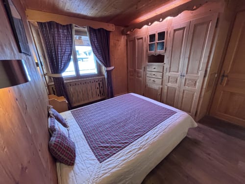Spacious bedroom with mountain views at Chez Marion apartment, Notre Dame de Bellecombe, featuring wooden furnishings and