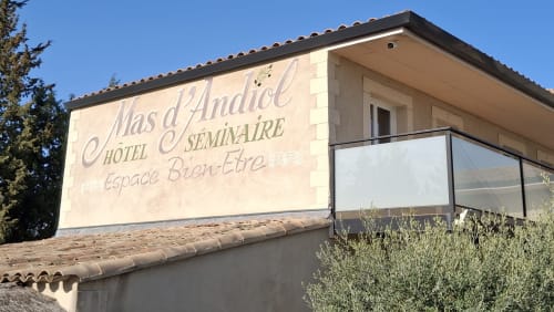 Hôtel-séminaire Mas d'Andiol à Plan d'Orgon avec terrasse et oliviers