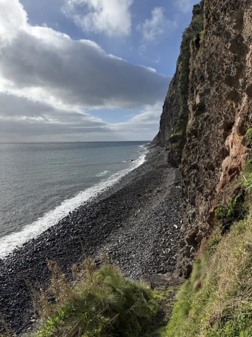 Espetacular falésia costeira na Villa Golden Mermaid com praia rochosa e águas turquesas em Ribeirinha, Portugal