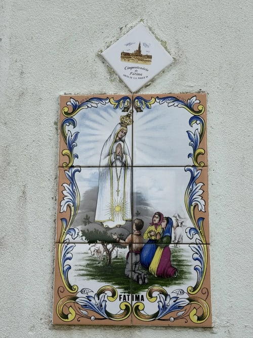 Azulejo português retratando Nossa Senhora de Fátima com borda ornamentada em azul e ouro na Villa Golden Mermaid, Ribeirinha