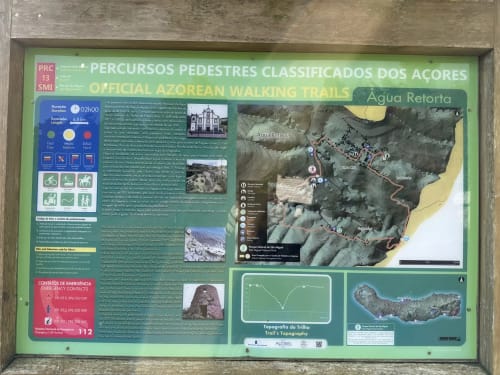 Placa informativa de trilhos pedestres dos Açores perto de Água Retória, Ribeirinha