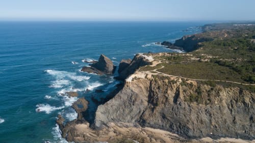 Penhascos costeiros dramáticos e enseadas rochosas perto da Pousada Cerro da Campaniça, Santiago do Cacém, Portugal