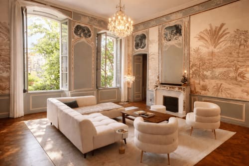 Elegant living room in Suite Lucas de Montigny at Les Suites de Montigny, Aix-en-Provence, with cream furniture, crystal