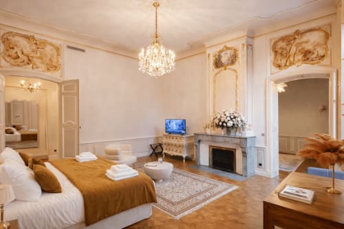 Luxurious Suite Lucas de Montigny at Les Suites de Montigny in Aix-en-Provence with fireplace, chandelier, and elegant