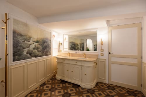 Elegant bathroom in Suite Lucas de Montigny, Aix-en-Provence, featuring dual vanities and landscape artwork