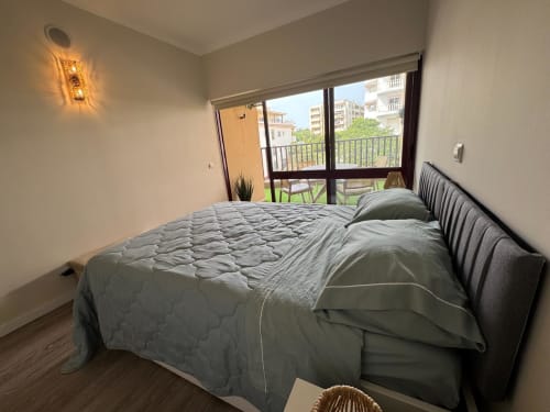 Quarto moderno do apartamento Sweet Home Praia Mar em Portimão, com varanda com vista para piscina e cidade