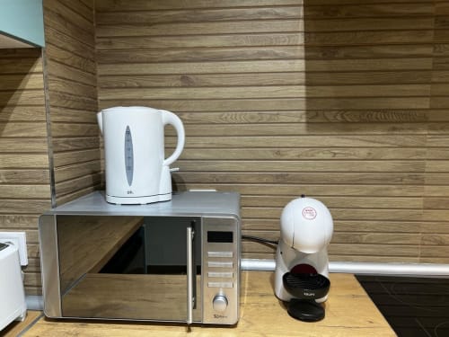 Cocina americana con hervidor eléctrico blanco, microondas y cafetera Nespresso en ML Apartments Valencia
