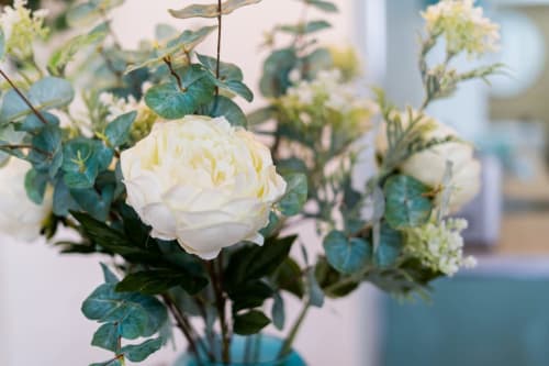 Rosas de crema fresca con eucalipto en jarrón en ML Apartments Valencia, elegante decoración