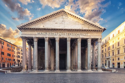 L'iconica proposta del Pantheon con colonne romane e portico nel centro di Roma, Italia