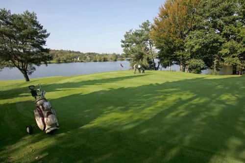 Golf course with lake view at Résidence hôtelière du Coiroux in Aubazine, France