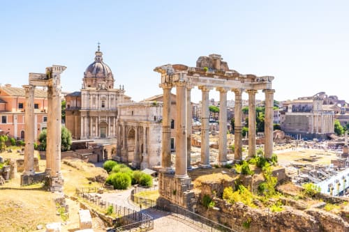 Rovine del Foro Romano con antiche colonne e templi a Roma, Italia