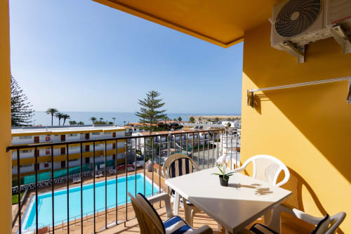Balcony with sea view at Home Stay Gran Canaria, Las Palmas, featuring pool and coastal landscape