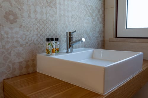 Moderno lavatório retangular branco com torneira cromada na Quinta da Campaniça B&B em Santiago do Cacém, Portugal