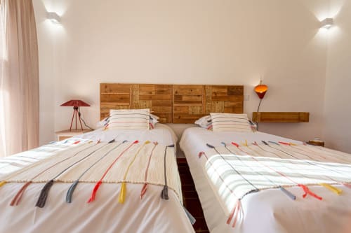 Duas camas de solteiro com roupa de cama às riscas num quarto luminoso da Pousada Cerro da Campaniça, Santiago do Cacém, Portugal