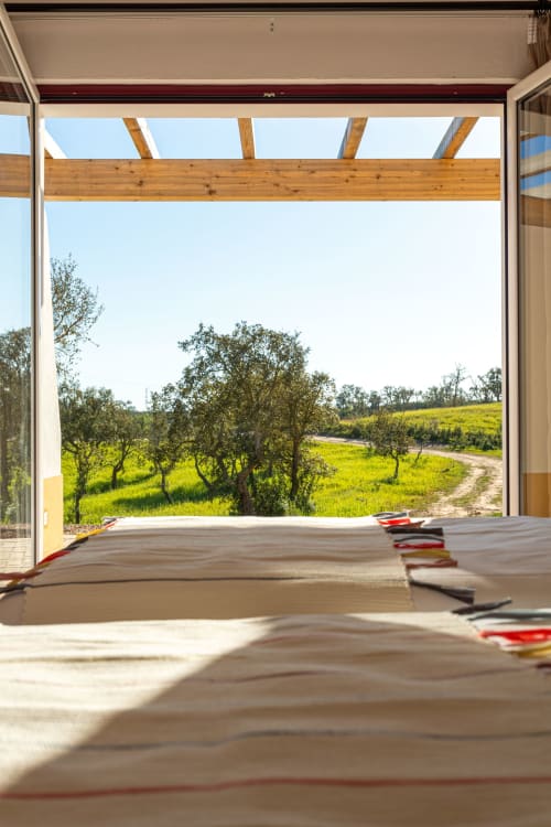 Quarto moderno com vigas de madeira com vista para olivais e paisagem rural em Cerro da Campaniça, Santiago do Cacém