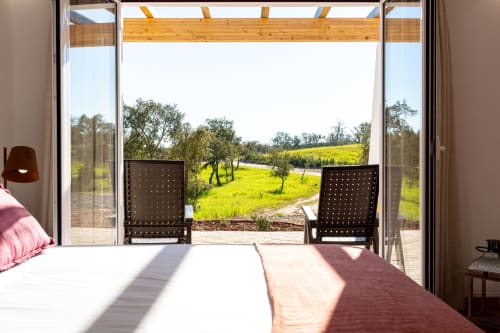 Quarto em Cerro da Campaniça com vista para o jardim, oliveiras e paisagem rural em Santiago do Cacém