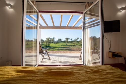 Quarto com vista para pátio e jardins verdes na Cerro da Campaniça B&B, Santiago do Cacém, Portugal