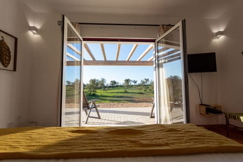 Quarto da Pousada Cerro da Campaniça com vista para jardins verdes e zona rural de Santiago do Cacém, Portugal