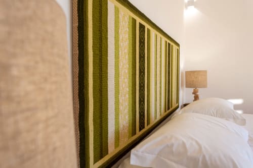 Quadro com listras verdes acima da cama branca em quarto com vista para o jardim da Pousada Cerro da Campaniça, Santiago do Cacém