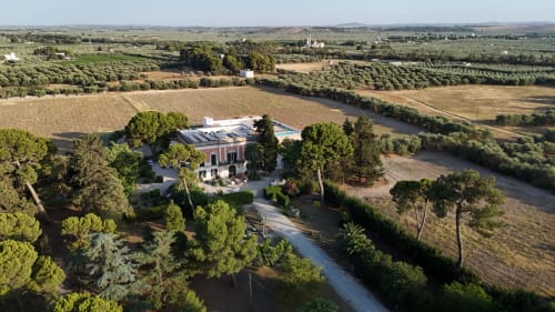 Villa Ceci B&B ad Andria: vista aerea della villa in cotto con piscina circondata da uliveti e fiume