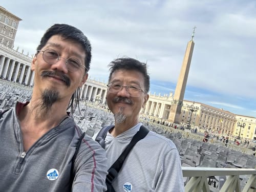 Dois hóspedes na Praça de São Pedro, Roma. Visitantes da hospedaria Golden Mermaid Villa explorando pontos turísticos icônicos italianos.