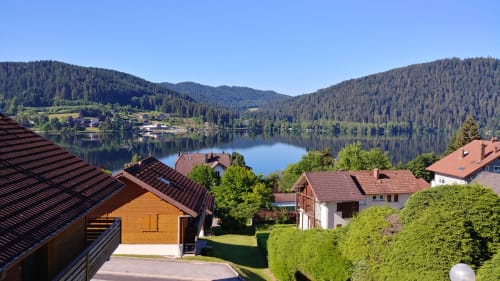 Les Cabanes des Marchous, gîte au bord du lac à Granges-Aumontzey avec vue sur les montagnes et paysage forestier