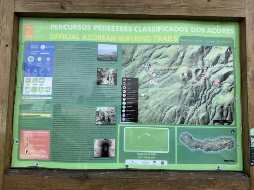 Placa oficial de trilhos de caminhada dos Açores com mapas e informações topográficas das rotas de caminhada de Ribeirinha