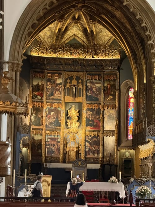Interior da catedral gótica com retábulo dourado ornamentado e vitral, Ribeirinha Portugal
