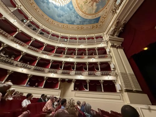 Interior de grande casa de ópera com varandas ornamentadas e cúpula de teto pintado, Ribeirinha Portugal
