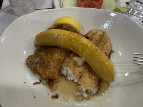 Filé de peixe à milanesa com conservas e molho branco na Villa Golden Mermaid em Ribeirinha, Portugal