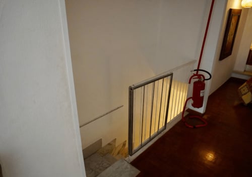 Corridoio della Di Leonardo B&B a Velletri con cancelletto di sicurezza, estintore rosso e illuminazione calda