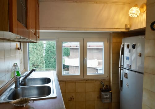 Cucina moderna nell'appartamento Di Leonardo Bnb, Velletri, con lavello in acciaio inox, frigorifero, fornello e vista sul patio