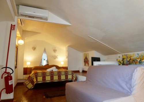 Ampio loft nel sottotetto di Di Leonardo BnB a Velletri con aria condizionata, due letti e illuminazione calda