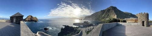 Terraço panorâmico da Villa Sereia Dourada com vista para falésias costeiras e águas azuis em Ribeirinha, Portugal