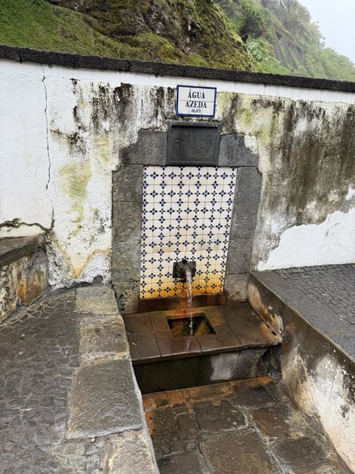 Fonte histórica com azulejos azuis rotulada Água Azeda na Vila Sereia Dourada em Ribeirinha, Portugal