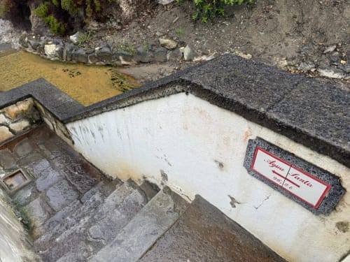 Lápide desgastada no cemitério da Villa Golden Mermaid em Ribeirinha, Portugal