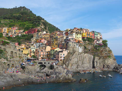 Affascinante villaggio colorato di Cinque Terre a La Spezia, con case impilate che si affacciano sul Mar Mediterraneo