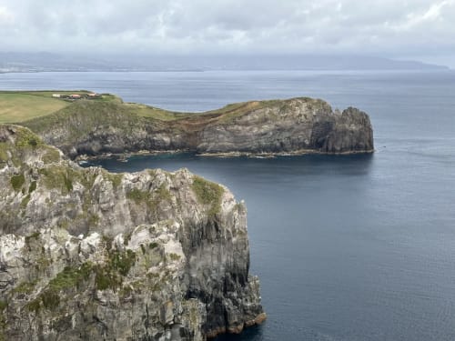 Penhascos costeiros dramáticos e enseada turquesa perto da Villa Golden Mermaid em Ribeirinha, Portugal