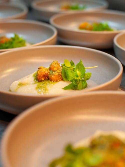 Elegante plato de mariscos con vieira, hueva de naranja y hierbas frescas en Casa Grande do Soxal, Oza-Cesuras