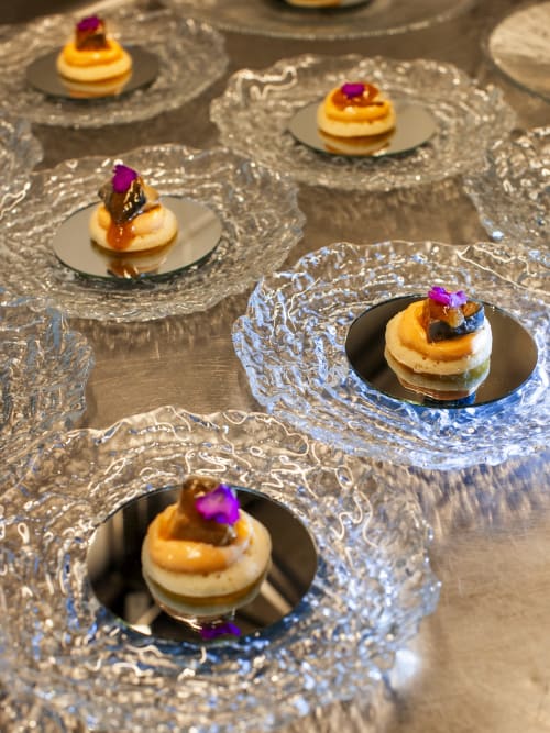 Elegantes aperitivos gourmet con hoja de oro y flores moradas en Casa Grande do Soxal, Oza-Cesuras