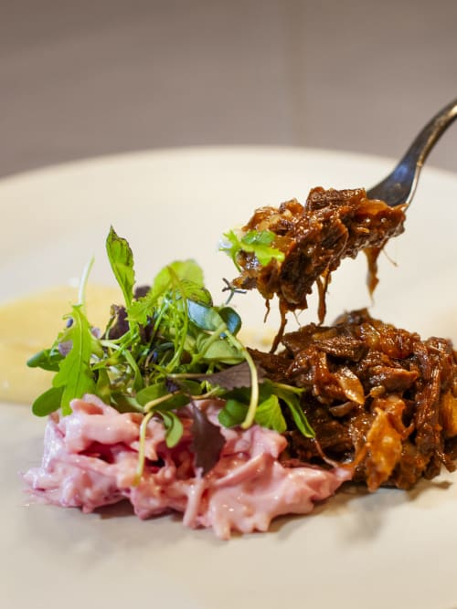 Carne braseada gourmet con puré rosado y microbrotes en Casa Grande do Soxal, Oza-Cesuras