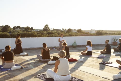 Lezione di yoga sulla terrazza panoramica di Villa Ceci, Andria Italia con vista sulla campagna