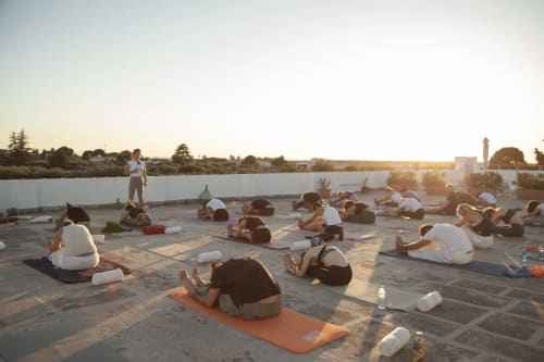 Lezione di yoga al tramonto sulla terrazza panoramica di Villa Ceci, Andria, Italia con vista sul mare