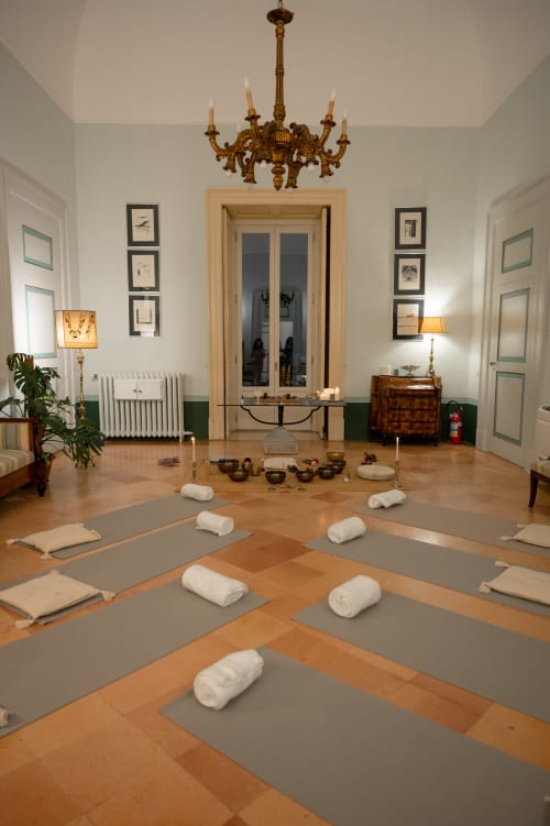 Studio yoga della Villa Ceci B&B ad Andria con postazioni tappetini, lampadario ornamentale e area meditazione