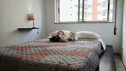 Quarto moderno no apartamento Sweet Home Portas da Rocha em Portimão com vista para o rio, roupa de cama com padrão